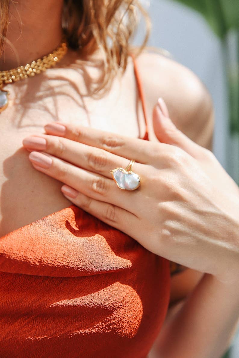 Chakarr Jewelry - Vendita all'ingrosso Anelli cocktail/statement - CORE | 1 ANELLO IN PERLA BAROCCA IN QUERCIA1