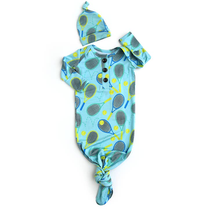 Tenue en bambou pour nouveau-né Roger Blue Tennis Gown pour la vente par Gigi and Max