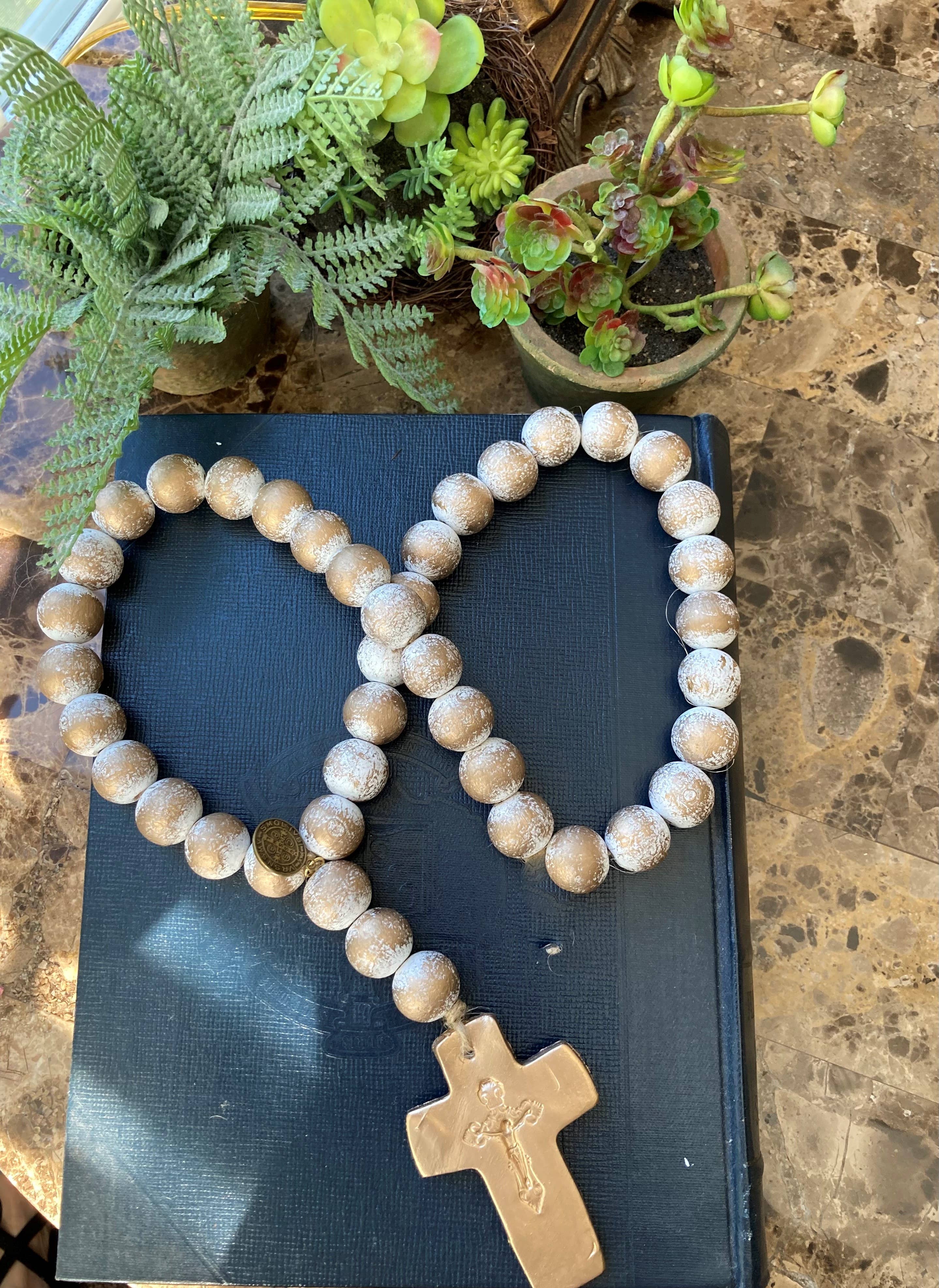 Kleuren op maat Natalie wit houten kralenketting met middelgrote gouden klei kruis voor groothandel op Faire3