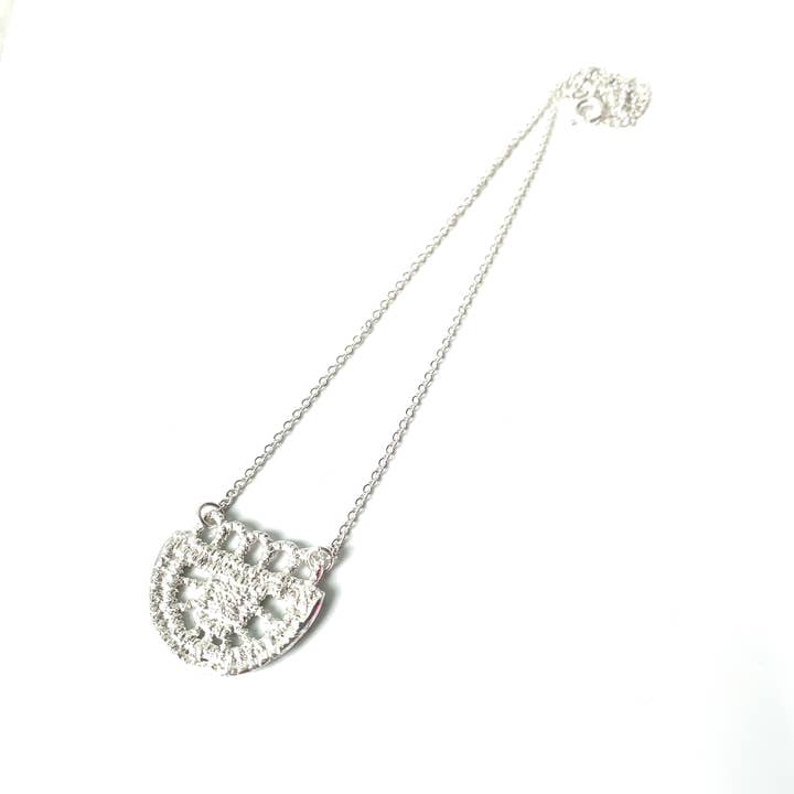 Pendentif en dentelle de Mechlin pour la vente par SarahAnaDesigns