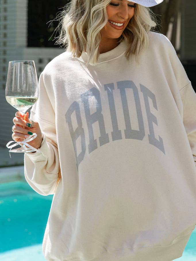 Klassisk brudesweatshirt i elfenben for engroshandel hos Girl Tribe Co