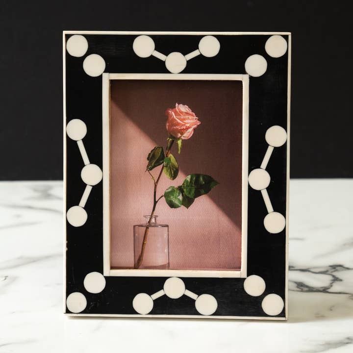 Cadre photo à pois atomiques noir et blanc pour la vente par India Handicrafts Inc