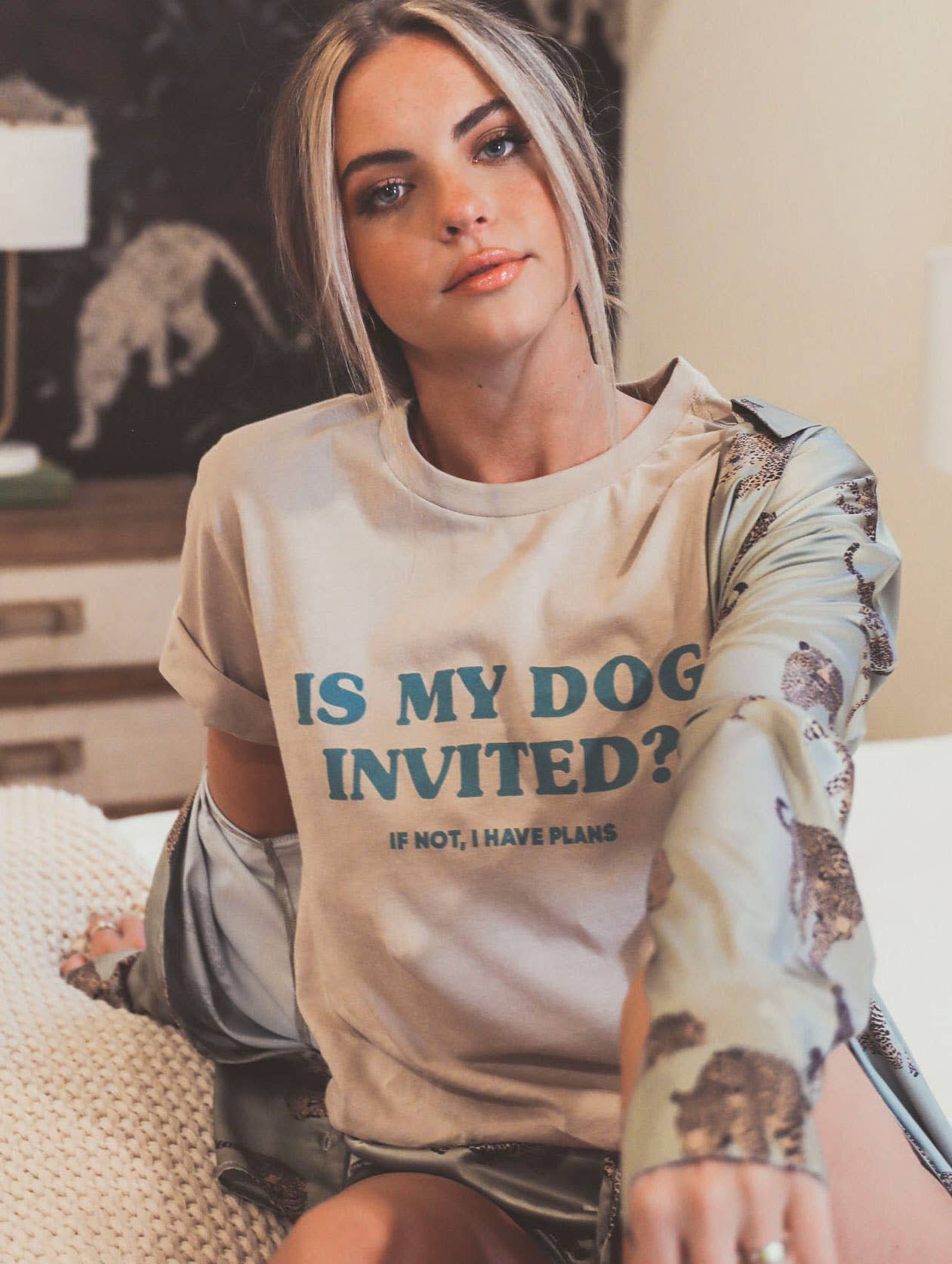 FRIDAY + SATURDAY – Engroshandel T-shirt med print - Dame – Is My Dog Invited? T-shirt2