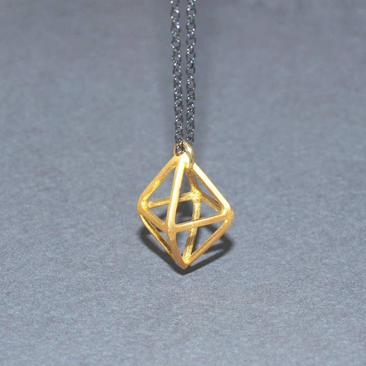 Collar largo de plata, colgante de rombo dorado 3D, cadena negra para venta al por mayor de Fragkiski Designs