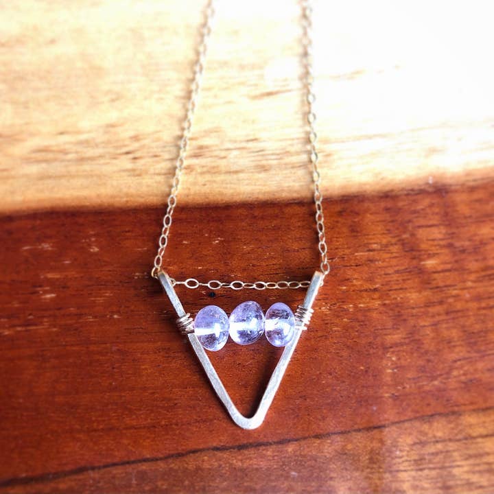 Guld + Ametist Chevron för wholesale av Kate Stephen Jewelry