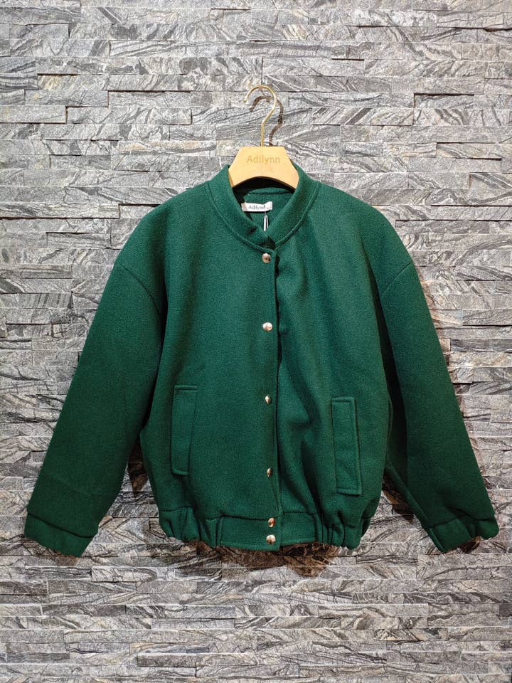 Bomber à boutons pressions, deux poches latérales 5216 Vert pour la vente par Adilynn DAYMENTEX