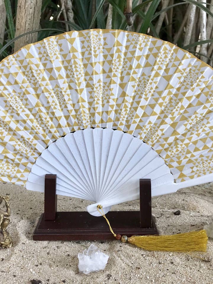 Witte Sri Yantra Heilige Geometrie Zijde Handwaaier Voor Rijkdom, Pr for wholesale by Namacci