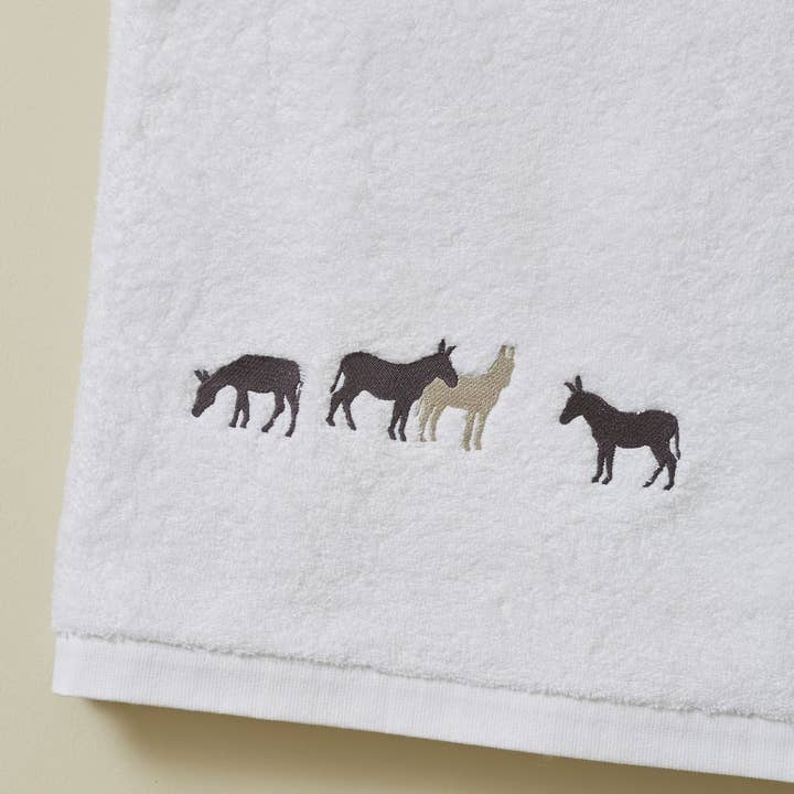 Sylvie Thiriez - Wholesale Bath towel - White embroidered guest towel 30x50 RDV au pré 1