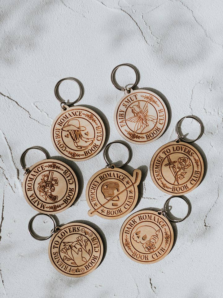 Portachiavi in legno Book Club per la vendita all'ingrosso da parte di The Bookish Bird Co.