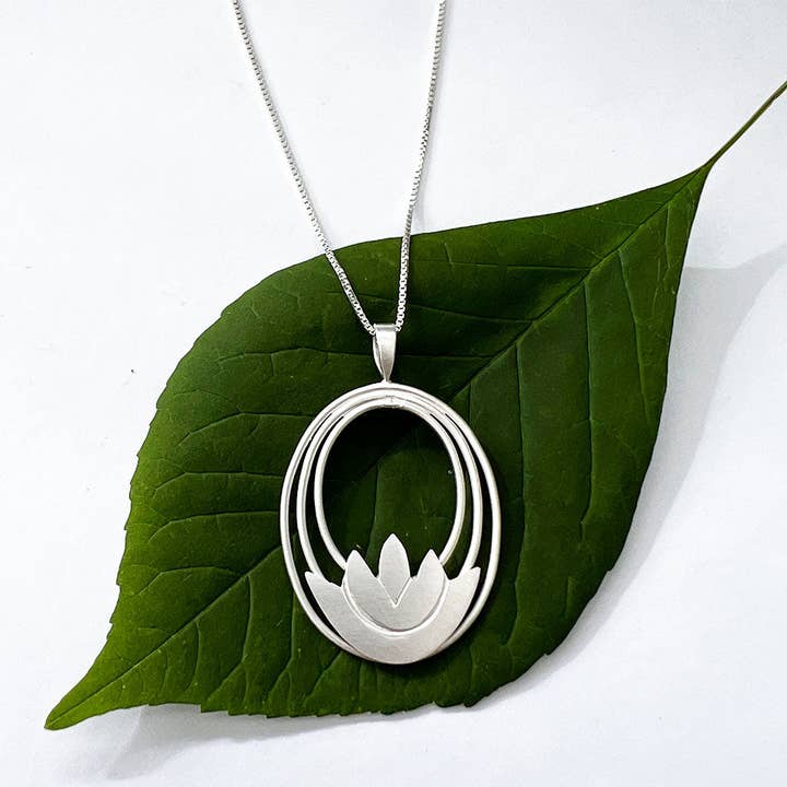 Lovely Lotus Halskette — Sterlingsilber, Indonesien für den Großhandel von Women's Peace Collection