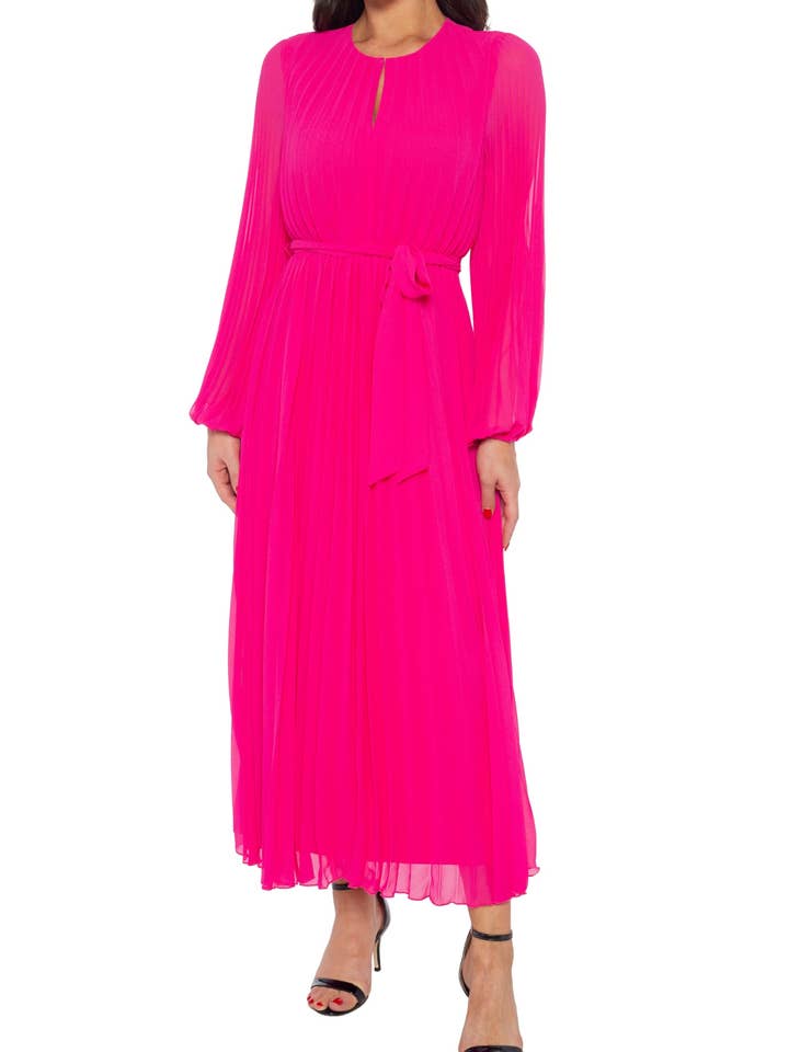 Abito lungo taglie forti con scollo tondo a goccia, vita stile impero con fiocco e gonna plissettata. per la vendita all'ingrosso da parte di Immediate Apparel