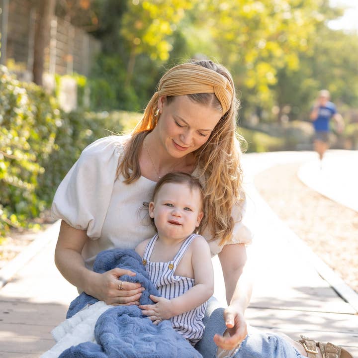 Manta de piel sintética para bebé Cuddle Cookie en zigzag, azul y marfil para venta al por mayor de briobebe. inc