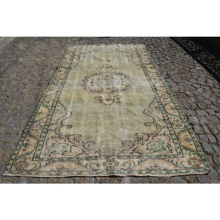 Tapis en laine vert vintage - Design classique fait main pour la vente par The Loom Wholesale