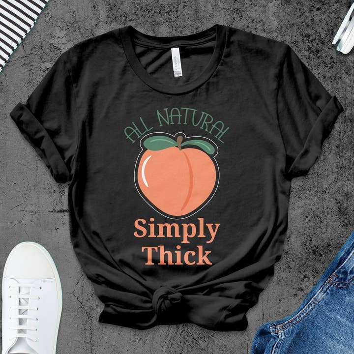 Camiseta unissex com grafismo em pêssego, camiseta com slogan simples grossa totalmente natural, camisa casual com design de frutas, top de moda de verão, ideia de presente foodie por atacado de FreakyTeeFactory