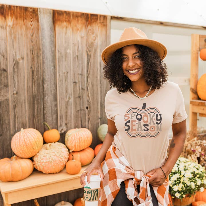 Spooky Season Retro-T-Shirt — Grau, Rost und Schwarz für den Großhandel von Woobie Beans Jewelry, Gifts & Apparel