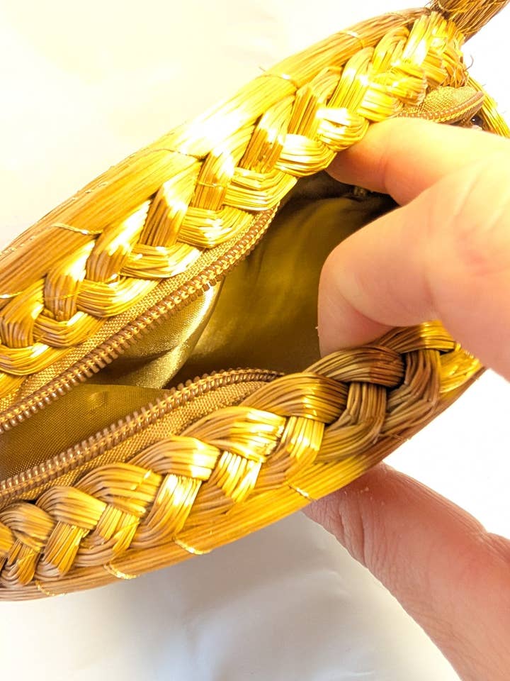 Bolso de mano Capim dourado – SOL DORADO - Largo 25cm x Alto 24cm x Asas 20cm – Sloweco para venta al por mayor de SLOWECO