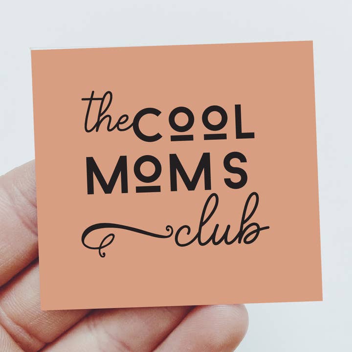 The Cool Moms Club Magnet Sjov morsdagsgave for engroshandel hos Sassper Goods