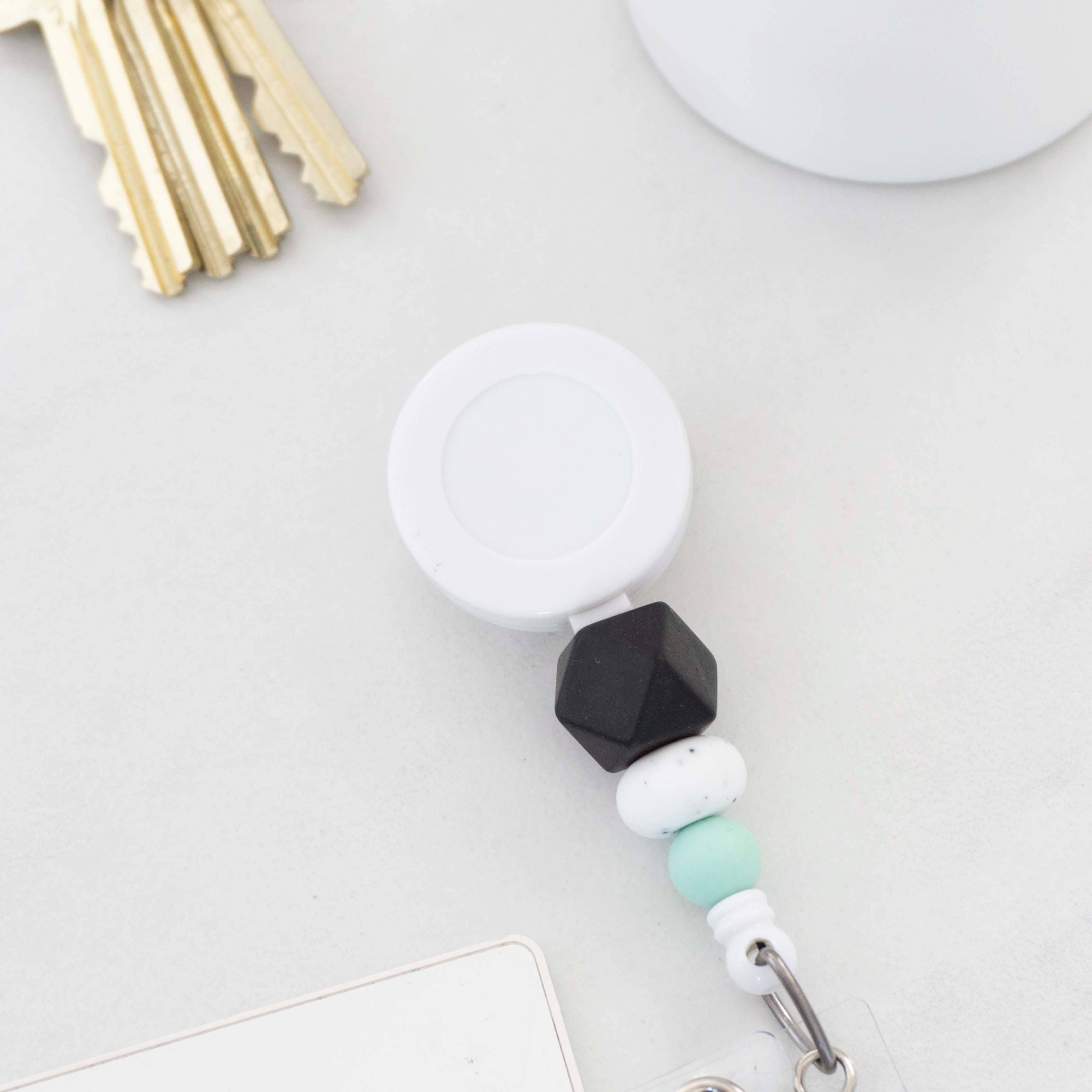 Made by the Best - Vente Accessoire de badge – femme - Enrouleur de badges perlés simple et moderne0