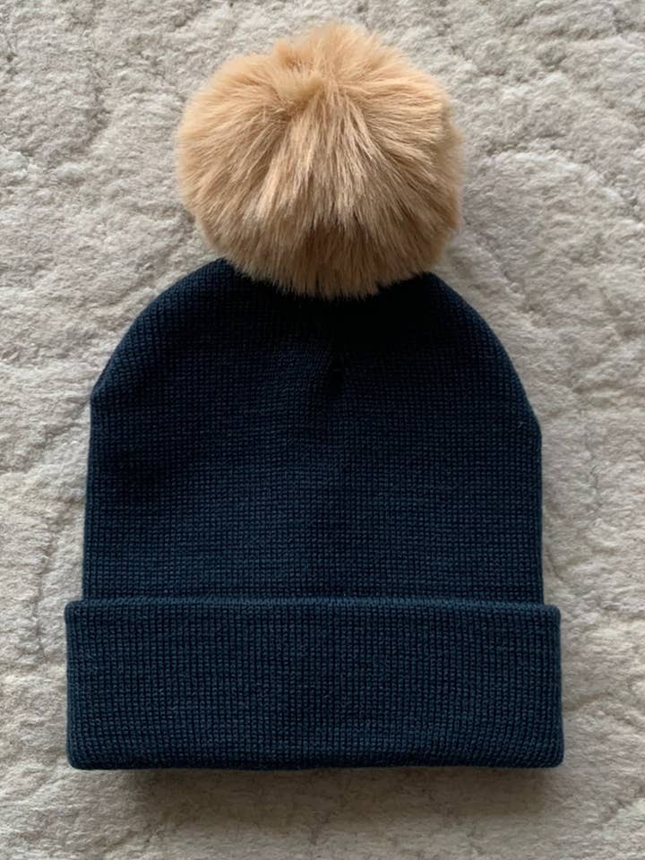Marineblauwe muts voor baby's en kinderen met pompons, 0 tot 8 jaar voor wholesale door Himmelberg Baby
