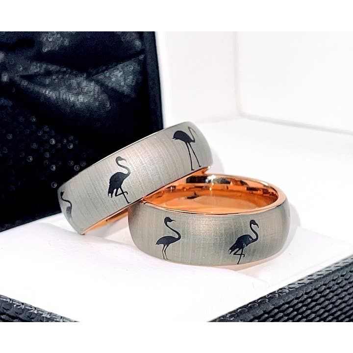 Flamingo gegraveerde trouwringen in wolfraam, set van 8 mm voor wholesale door rings paradise