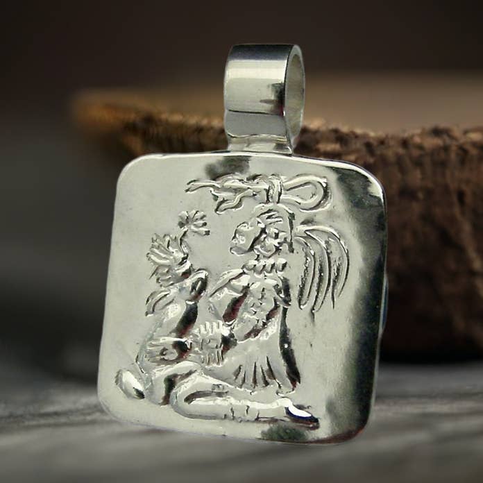 Pendentif en argent Ixchel - Déesse maya de la fertilité et de la guérison pour la vente par Vis a Vis Jewelry
