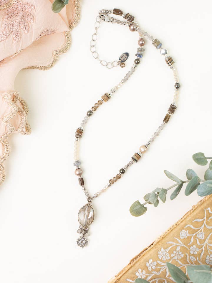 Collier Collage en Cristal avec Abalone, Quartz Fumé, Perle d'Eau Douce de 15,5 à 17,5" Windsor Castle pour la vente par Anne Vaughan Designs Jewelry