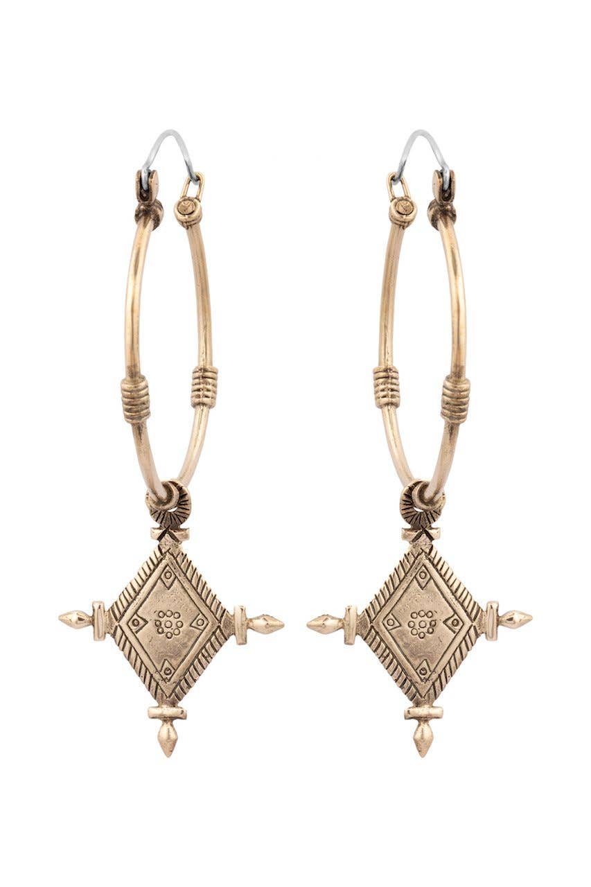 Nakila Collective – wholesale Hoop-örhängen – Stora Imani-örhängen i mässing med berberinspirerad diamantformad berlock1