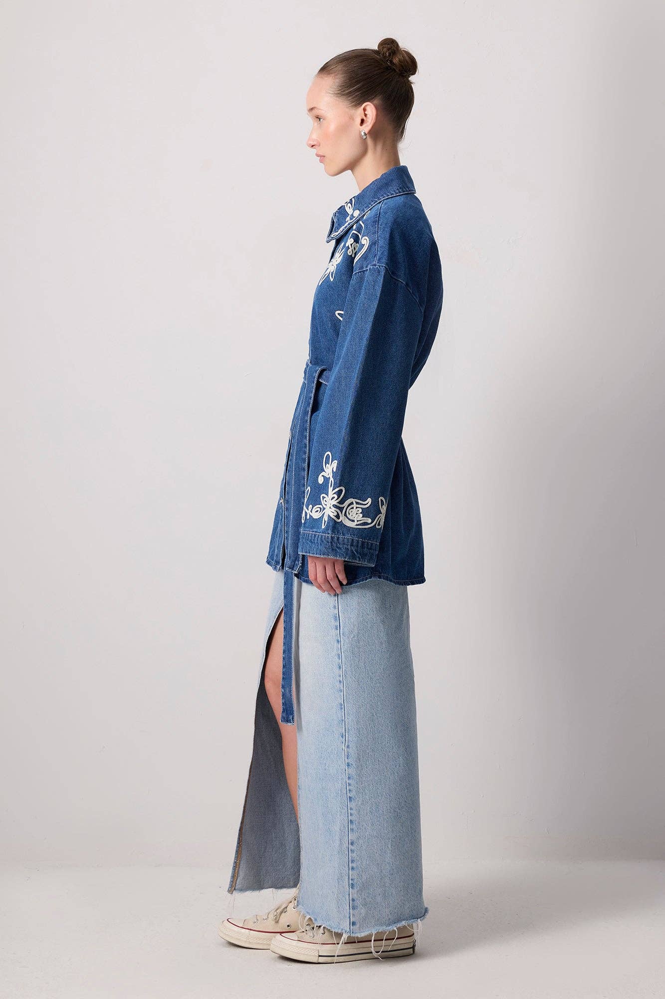 Denim Light CHAQUETA VAQUERA BORDADA CON FLORES Y CINTURÓN de venta al por mayor en Faire1