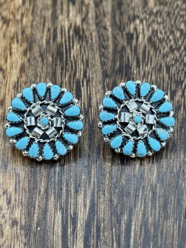 Indiansk Navajo håndlavede øreringe i sterlingsølv med turkis klynge og stift. for engroshandel hos Native City Jewelry