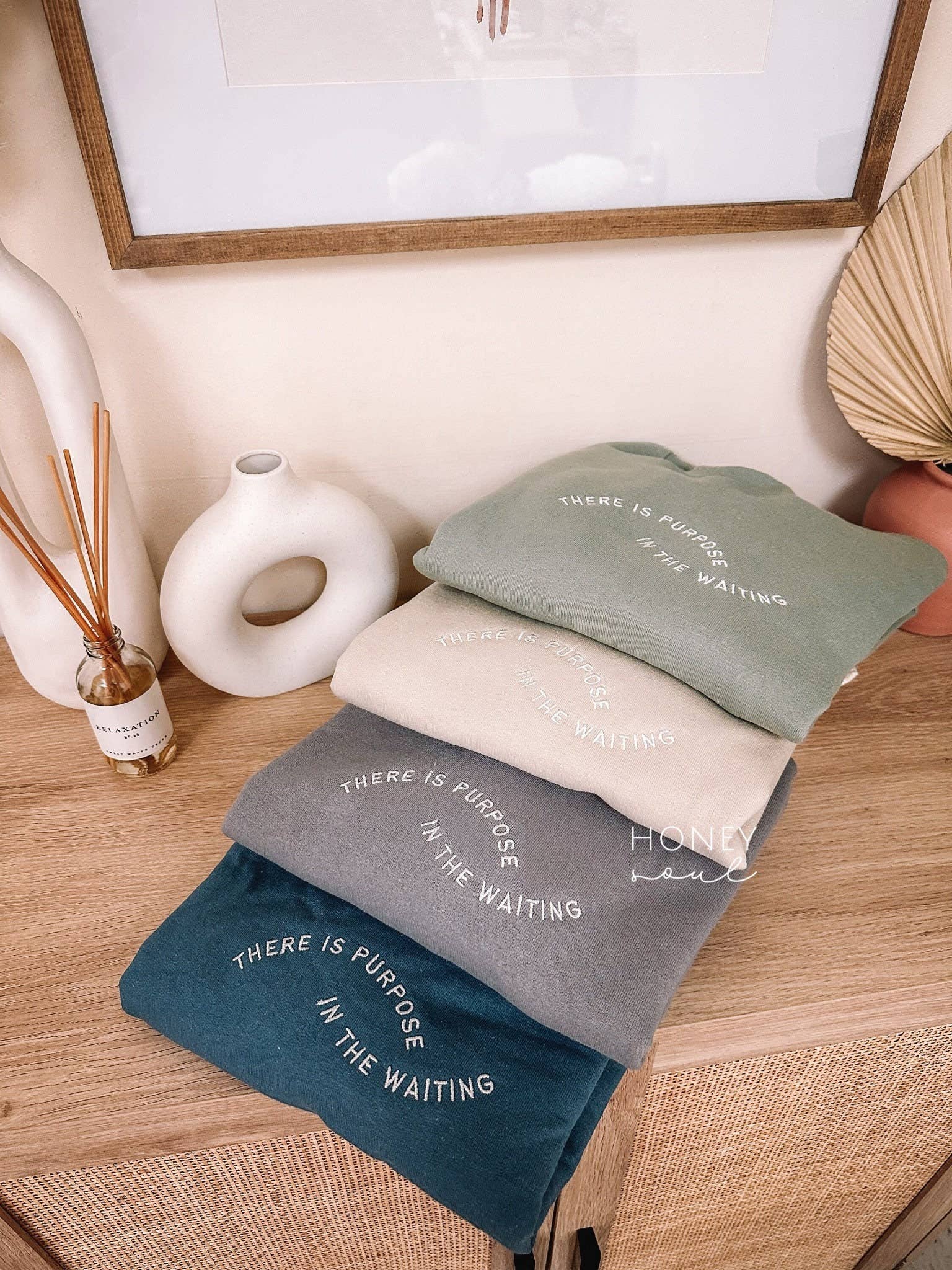 Honey Soul LLC - Venta al por mayor Sudadera estampada - Unisex - Sudadera bordada "There Is Purpose In The Waiting"3