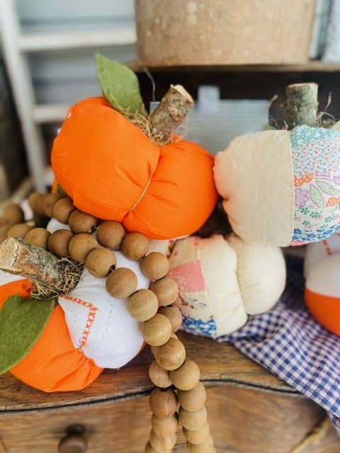 A Gnome on the Roam - Vente Décorations de table - Citrouilles en tissu faites à la main dessus de courtepointe vintage 7" décoration d'automne8