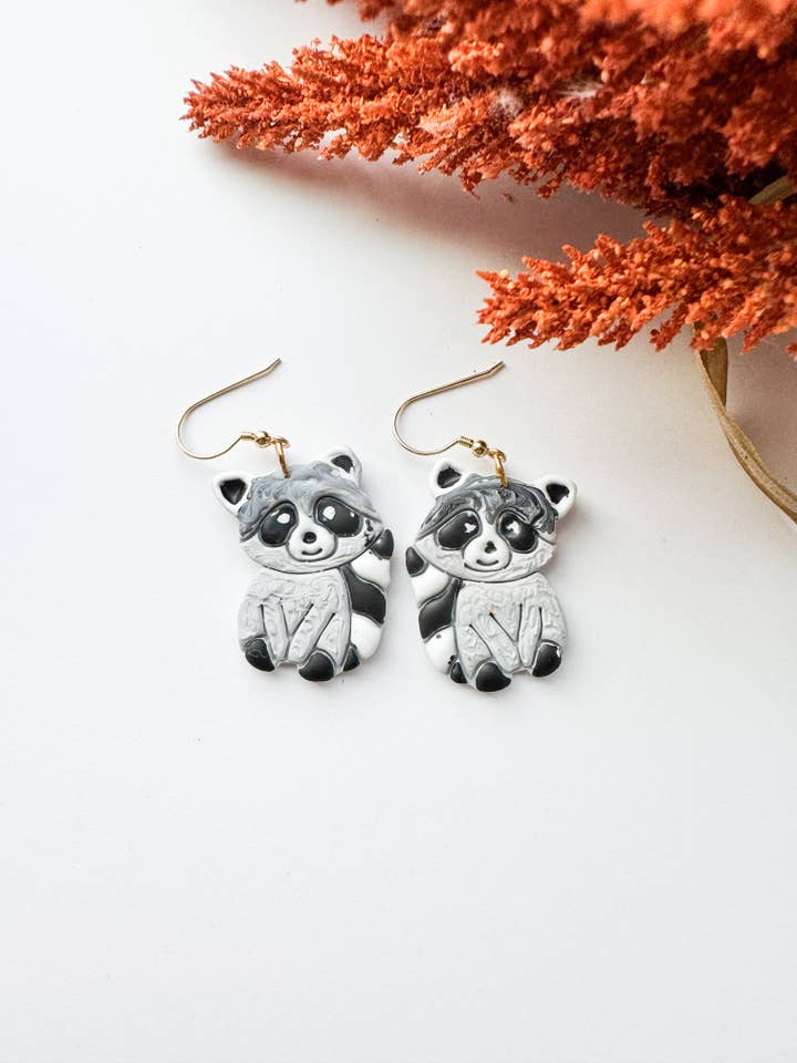 Wasbeer Oorbellen : Polymeerklei voor wholesale door Mountain Made Clay - Handmade Polymer Clay Earrings