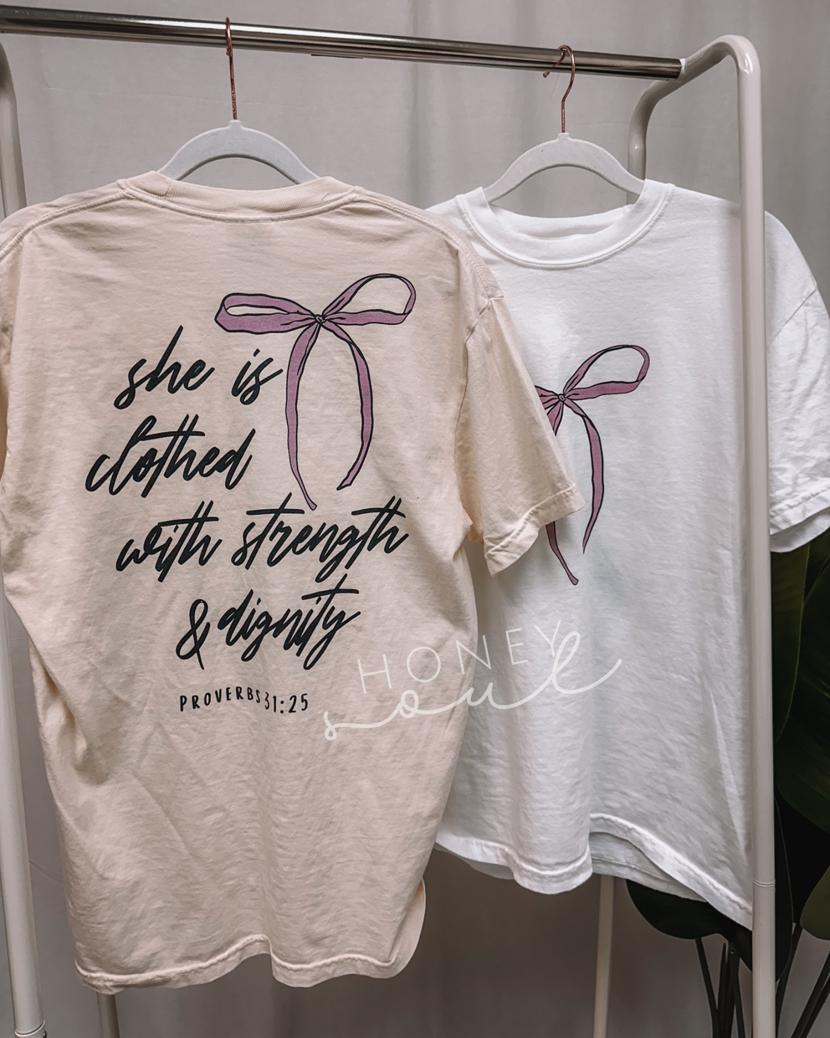 Honey Soul LLC – wholesale T-shirts med screentryck – Dam – Hon är klädd i en rosett-t-shirt2