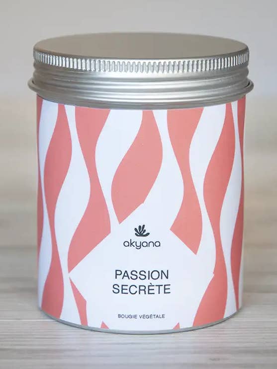 AKYANA Duftkerze „Secret Passion“ mit Retro-Design für den Großhandel von AKYANA