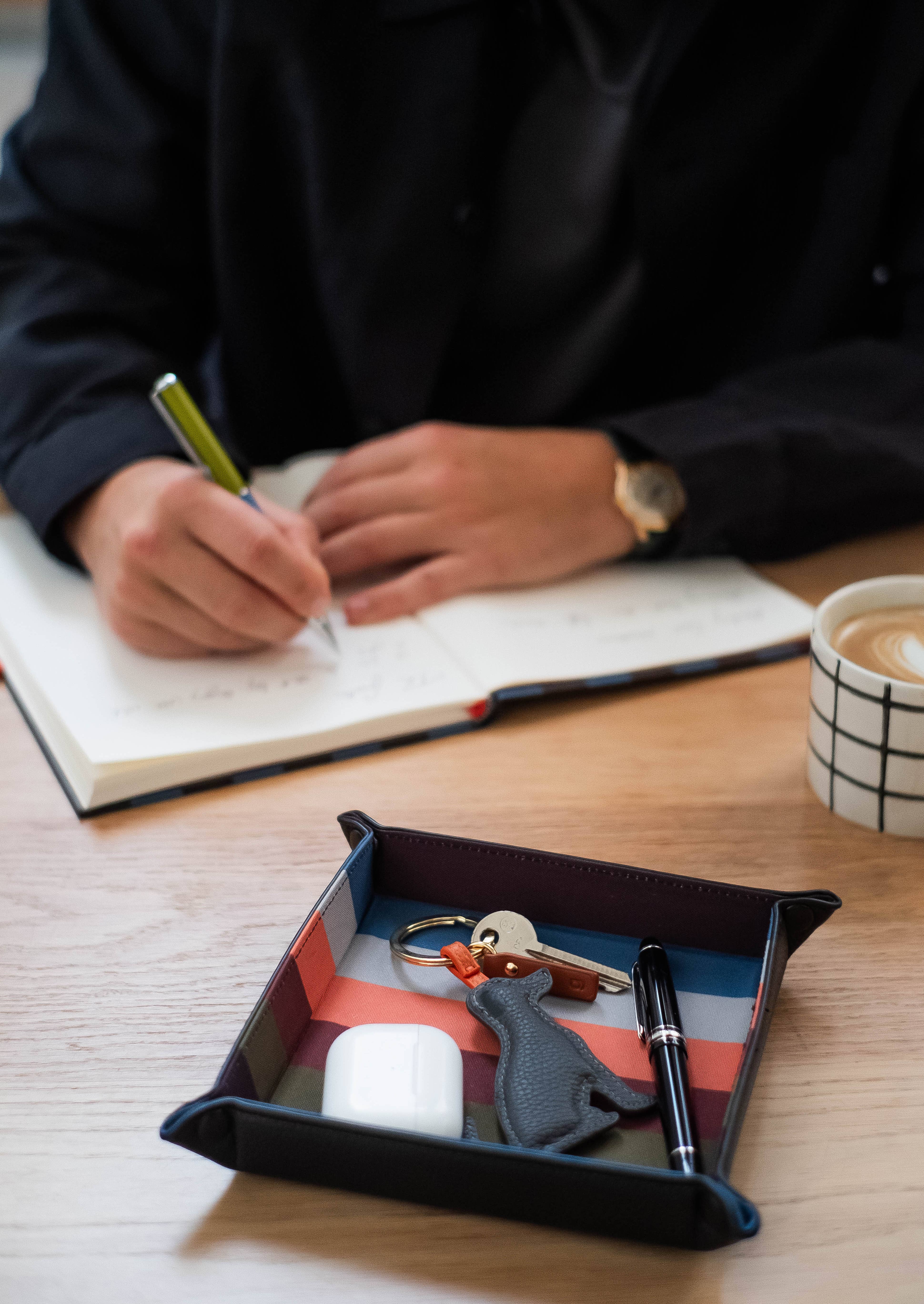 Caroline Gardner - Wholesale Keychain - Unisex - Charcoal Labrador Novelty Keyring1