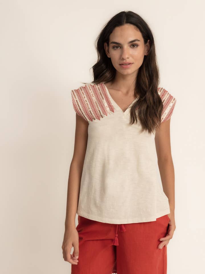 T-SHIRT MED BRODEREDE SKULDRE B2B for engroshandel hos CMS Love