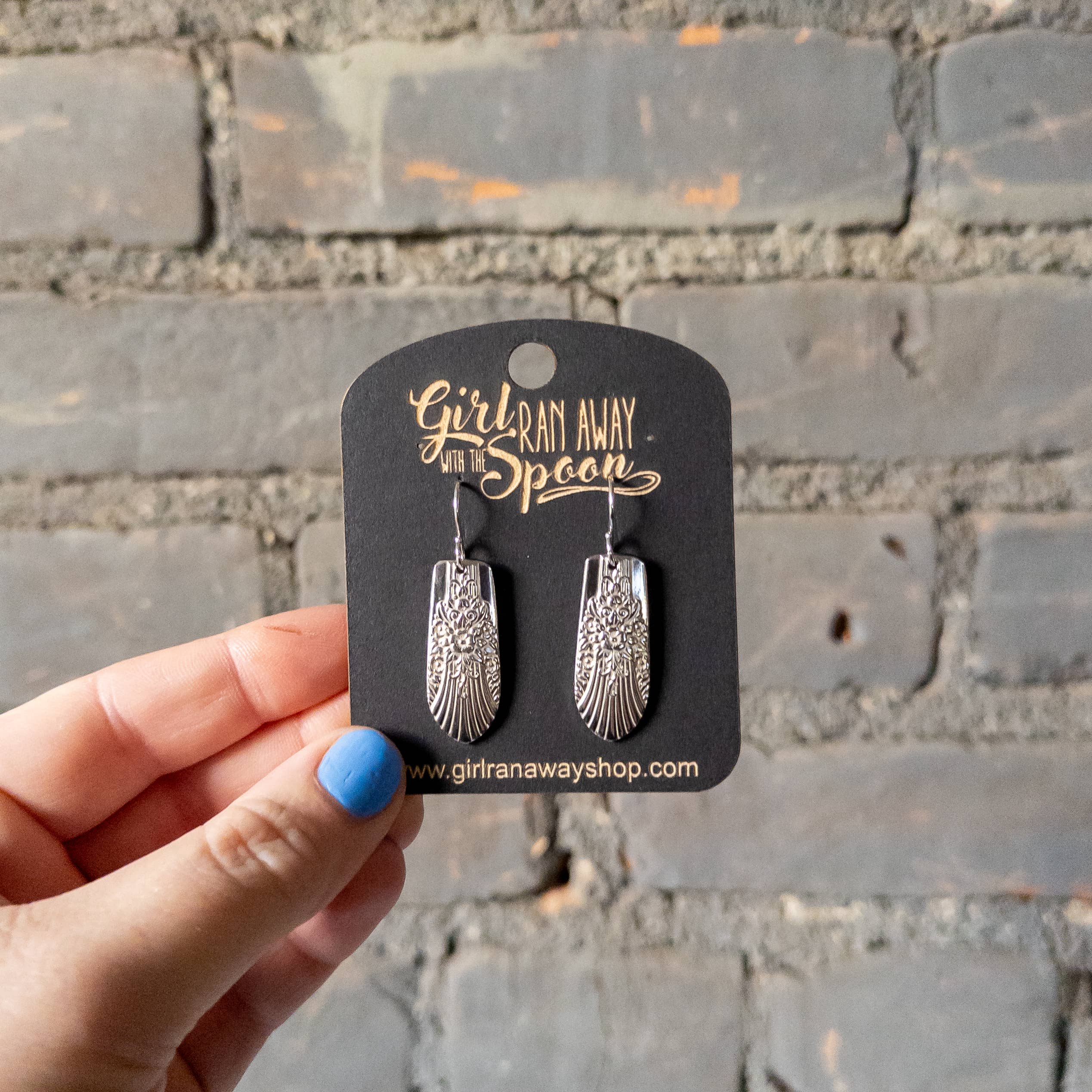 Girl Ran Away With the Spoon – wholesale Hängande örhängen – Ringblomsskedhandtagsörhängen1