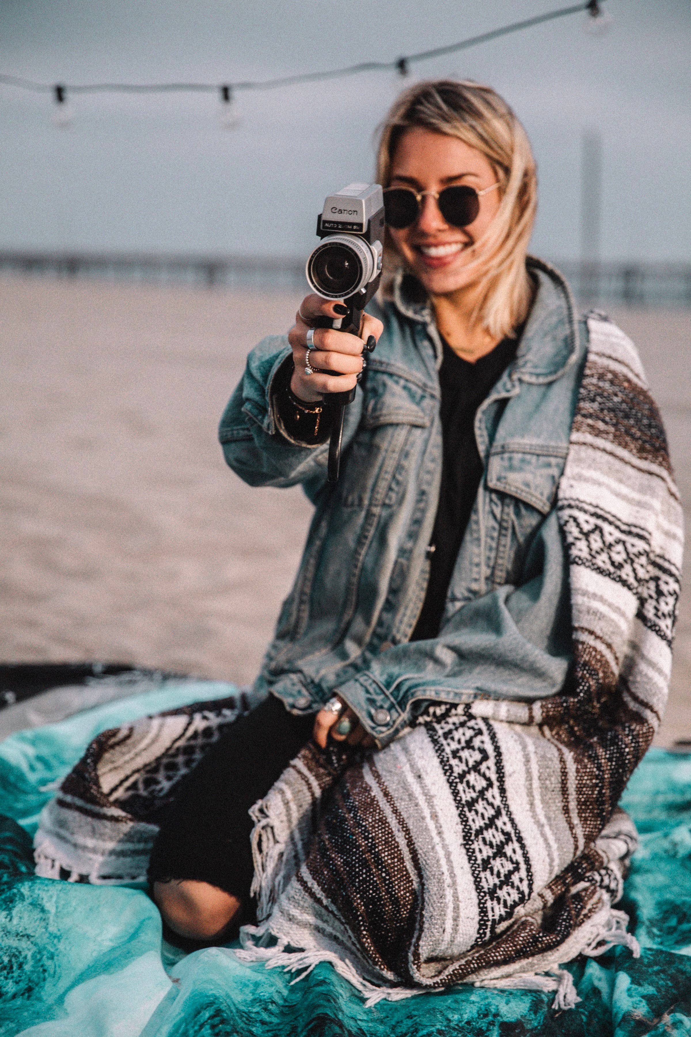 Wavey | Sunglasses - Wholesale Sunglasses - Unisex - Black Lens & Gold Frame | Round Style | Unisex & Stylish2