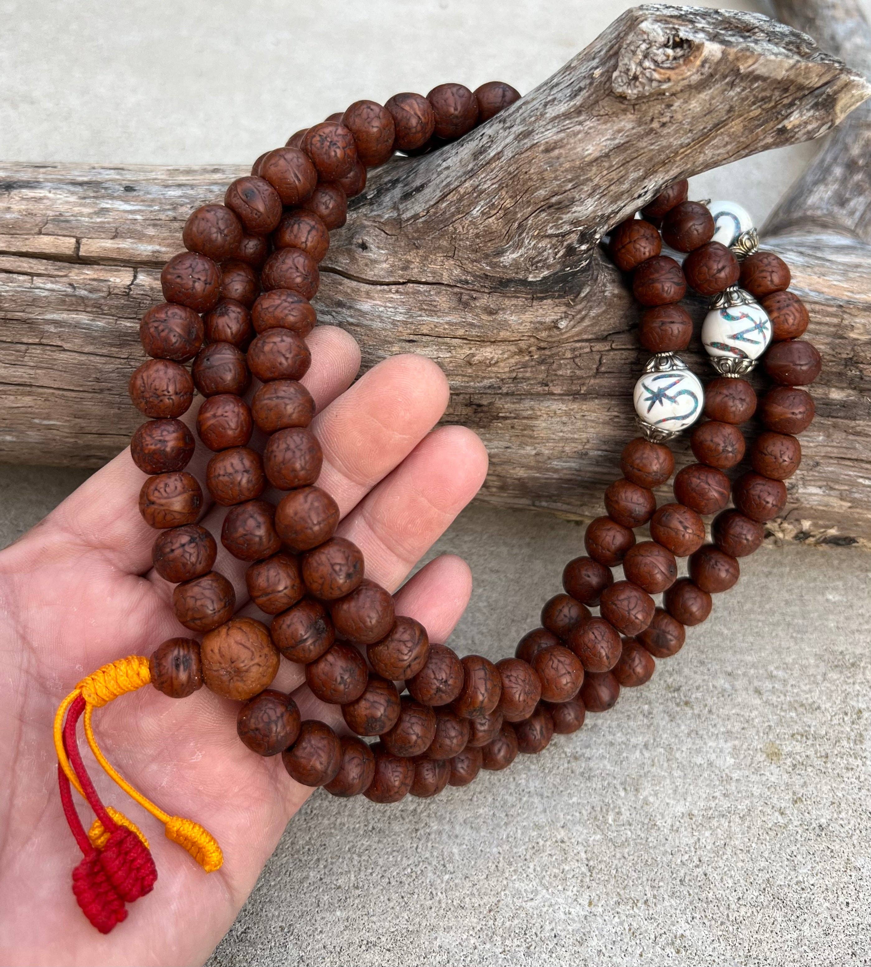 Lungta Imports - Vente Collier de prière en perles - Mala rare en graines de bodhi bouddhiste tibétain avec 3 perles d'accent en coquille de conque, boîte à mala gratuite6