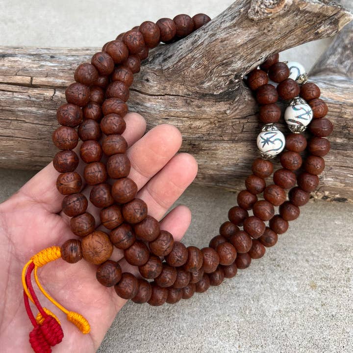 Lungta Imports - Vente Collier de prière en perles - Mala rare en graines de bodhi bouddhiste tibétain avec 3 perles d'accent en coquille de conque, boîte à mala gratuite6