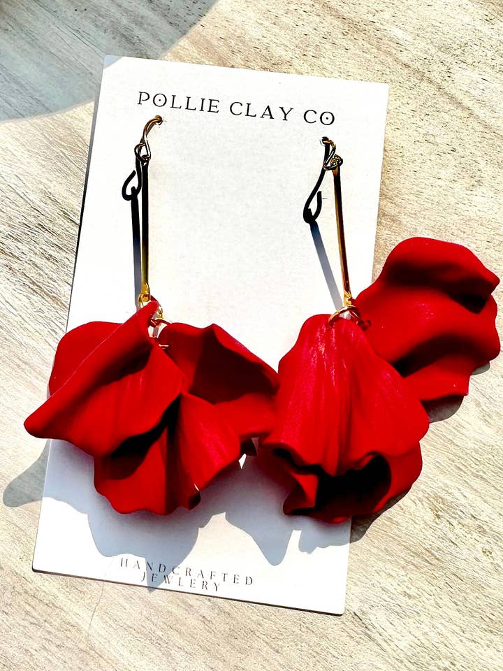 Pendentifs en forme de pétale de rose rouge pour la vente par Pollie Clay Co