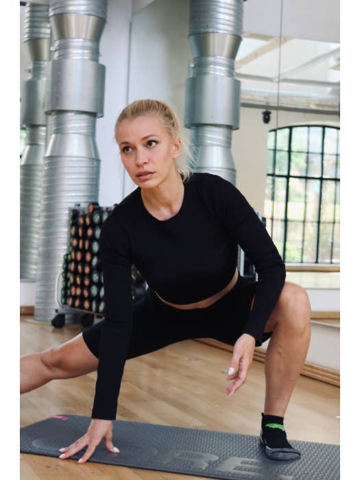 SARA schwarzes, kurz geschnittenes Trainingsoberteil für den Großhandel von Sokisahtel I BestSockDrawer