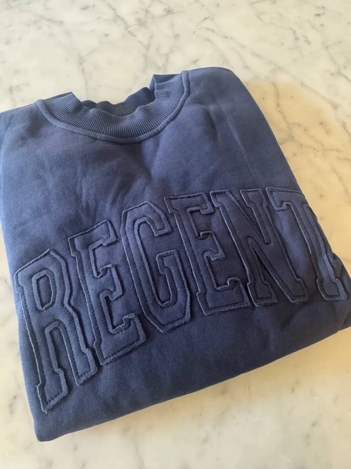 Tilpasset vintage-sweatshirt med applikation for engroshandel hos Spirit Society Co.