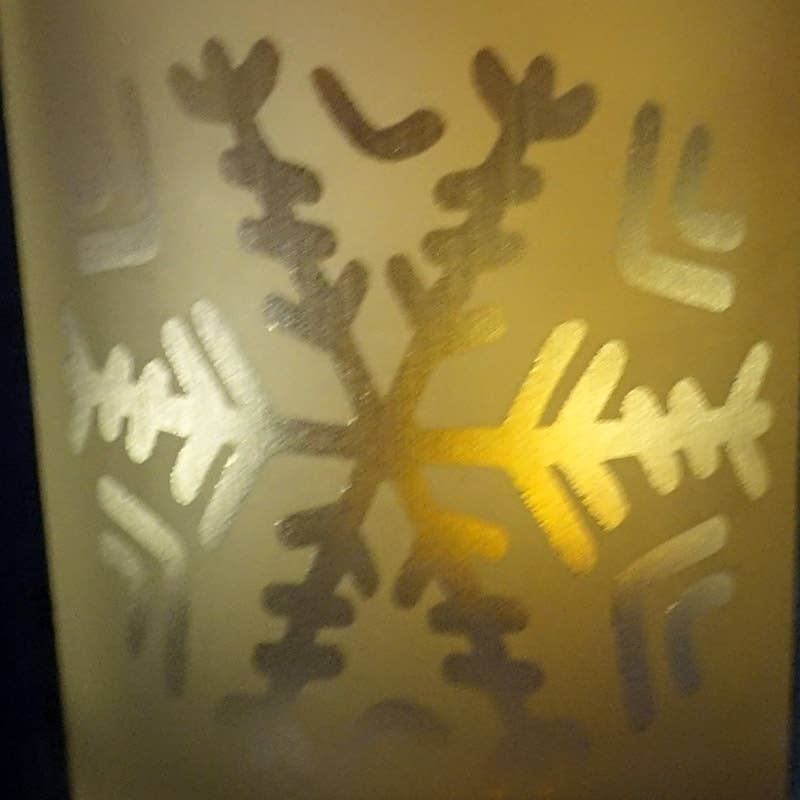 Graphic Home Editions - Venta al por mayor Candelabros - Portavelas de vidrio esmerilado grabado con diseño nórdico, soporte de madera6