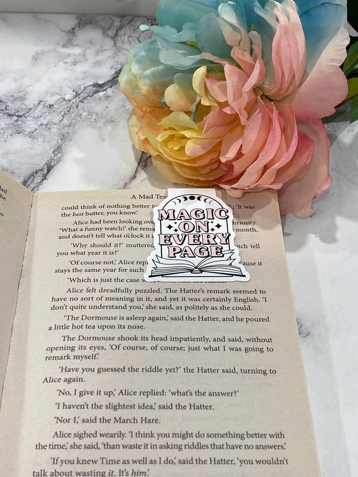 Segnalibro magnetico Magic on Every Page per la vendita all'ingrosso da parte di Wild Child Studio Co