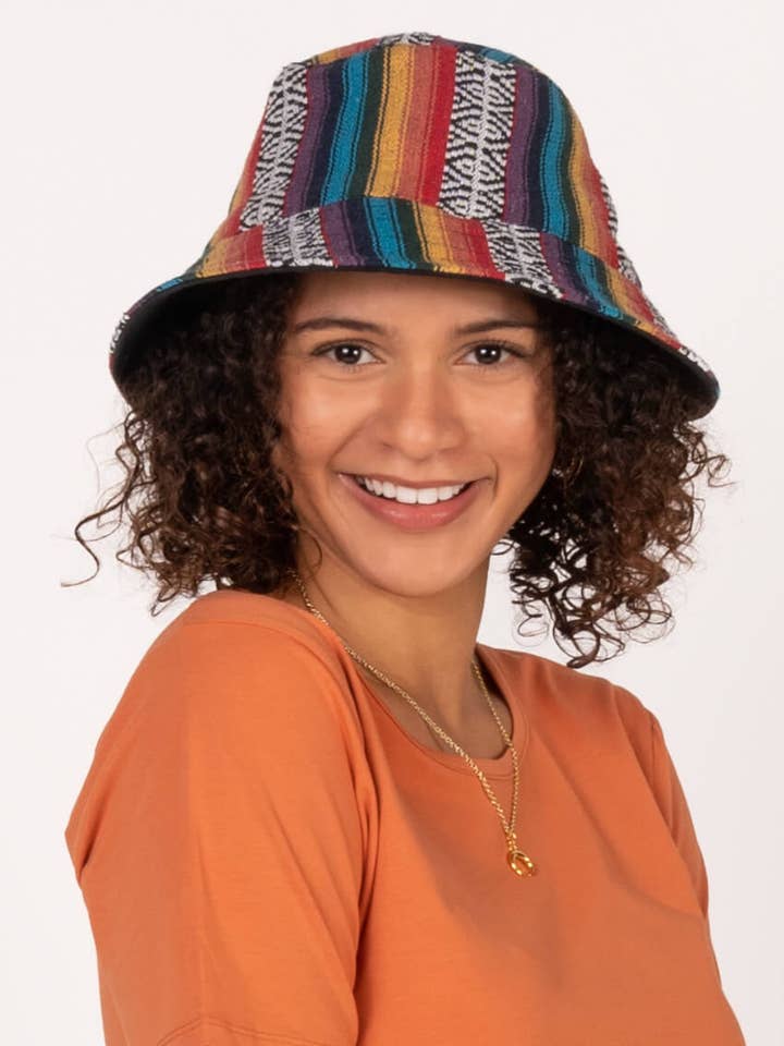 Sombrero de pescador reversible de lona negro y arcoíris para venta al por mayor de Soul Flower