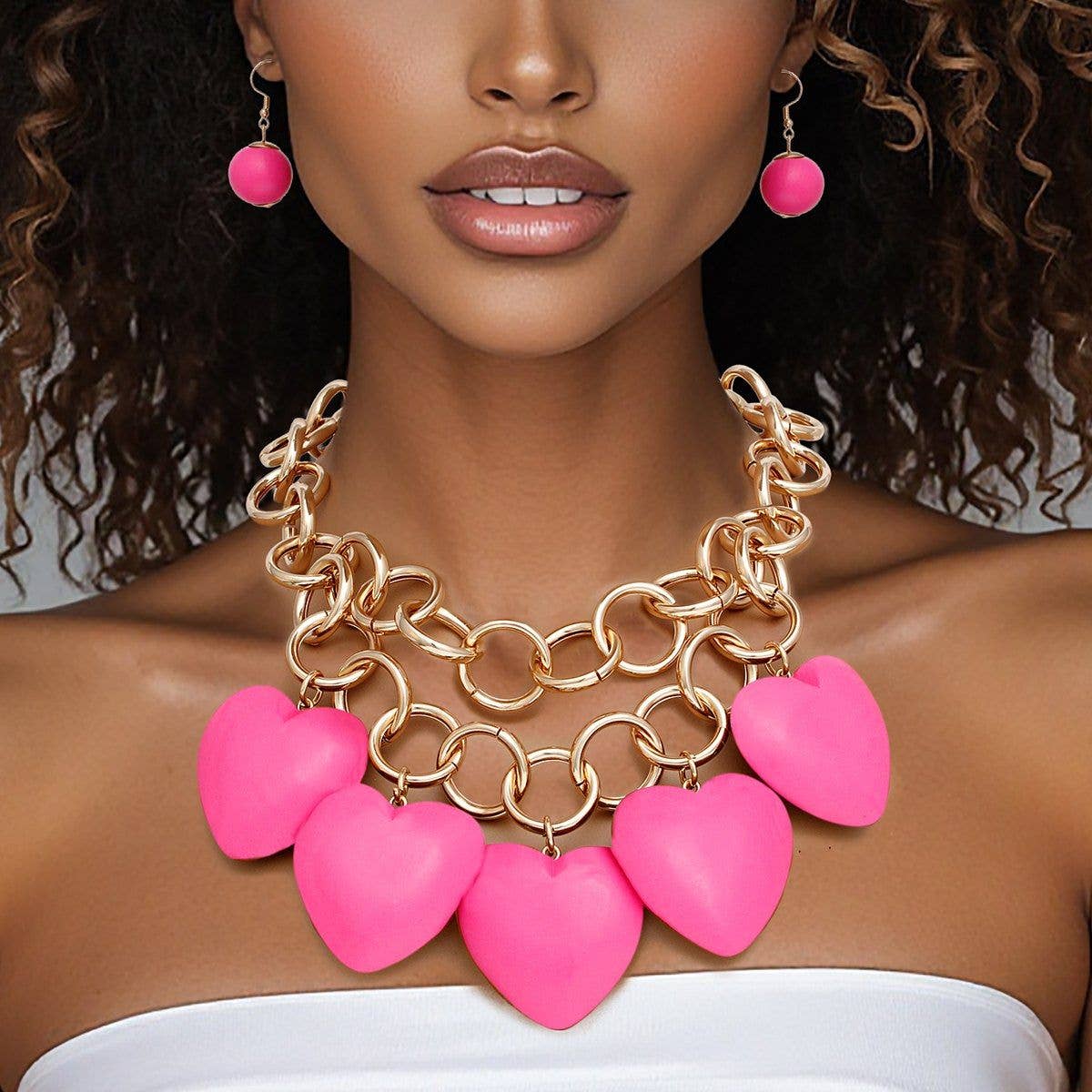 Couleur : Fuchsia Collier à gros maillons fuchsia avec perles en bois en forme de cœur. en vente sur Faire0