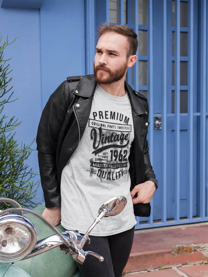 ULTRABASIC - T-shirt cadeau d'anniversaire illustré 1962 Aged to Perfection pour homme pour la vente par ULTRABASIC