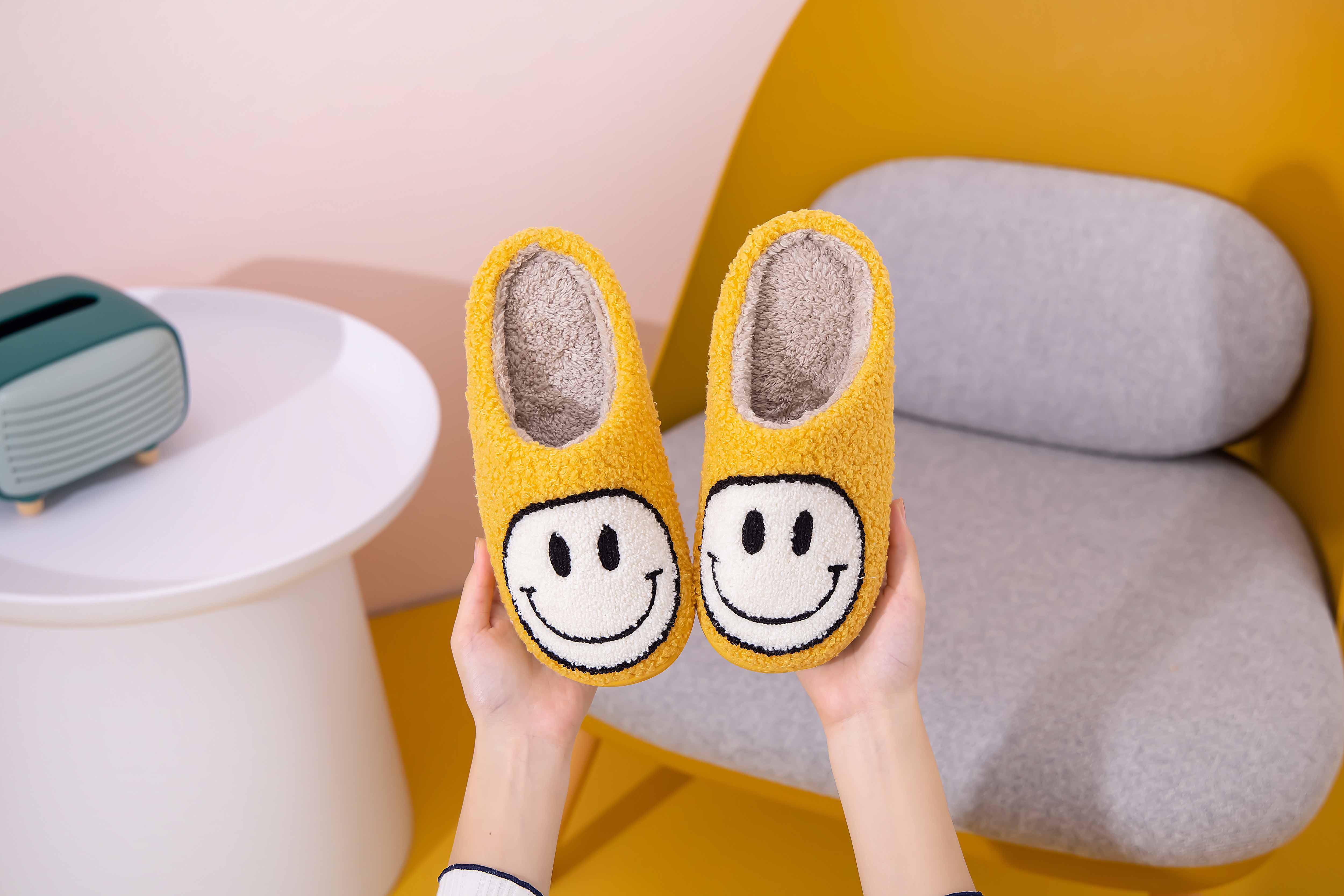 Shop Lev - Vente Chaussons – femme - Chaussons confort à semelle légère en fausse fourrure douce avec visage souriant pour adulte62