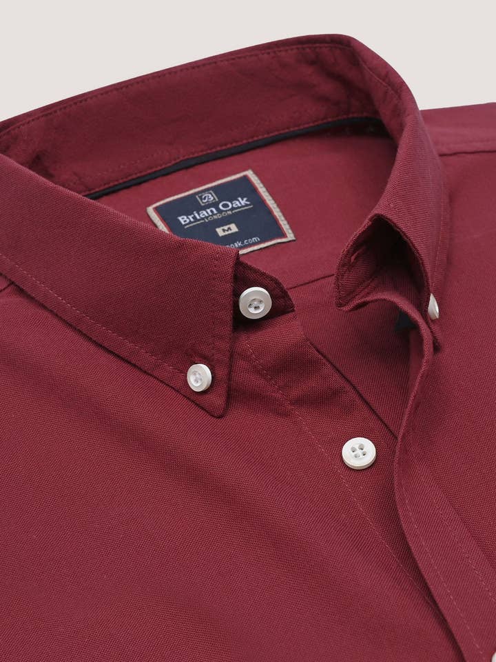 Bordeauxfarbenes Langarmhemd mit Knopfleiste und Kragen für den Großhandel von Brian Oak Limited